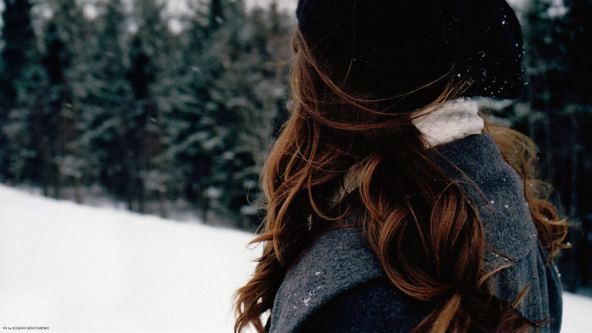 Девушка с темными волосами зимой